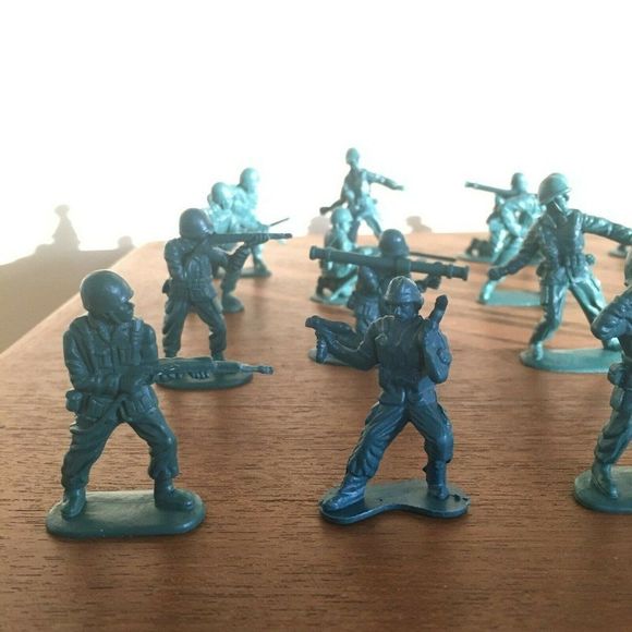 Plastic Army Guys Figures Dark Green American Flag - Picture 3 of 4